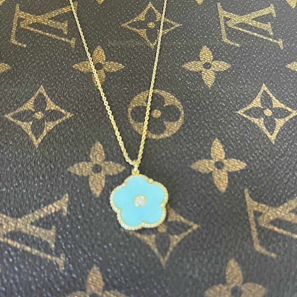 𝅺MOTHER of Pearl Flower Pendant | Gold Plated - Picture 7 of 9